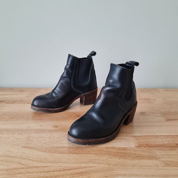 Red Wing Harriet Chelsea Pull On Ankle Heeled Leather Boots Lug Sole Black Heel - Picture 1 of 8